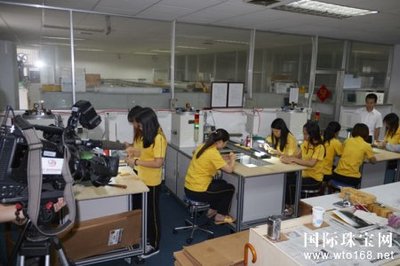 【今日新聞】新時代 &ldquo;星&rdquo;發展 --深圳衛視采訪星光達,聚焦傳統文化產業發展_國際珠寶網-全球最大的珠寶門戶網站。提供及時的行業動態、黃金價格和珠寶加盟等資訊。